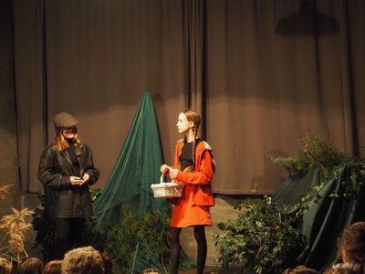 Teatrzyk "Urodziny Czerwonego Kapturka" w wykonaniu sekcji Teatralnej