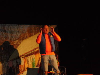 4 tony podłogi