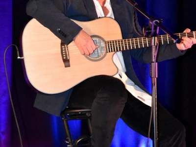 Adam Andryszczyk gra na gitarze.