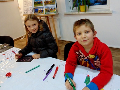 Uczestnicy warsztatów podczas wykonywania kartek.