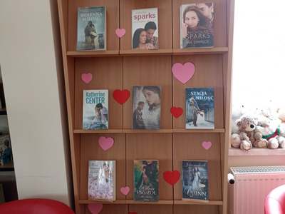 Walentynkowy wystrój biblioteki.