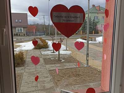 Walentynkowy wystrój biblioteki.