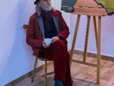 Wiesław B. Bołtryk podczas wernisażu.