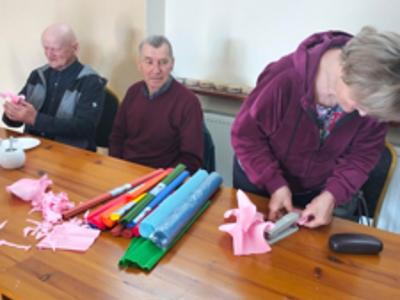 Seniorzy promują swoje dzieła, w których „szczypta magii”