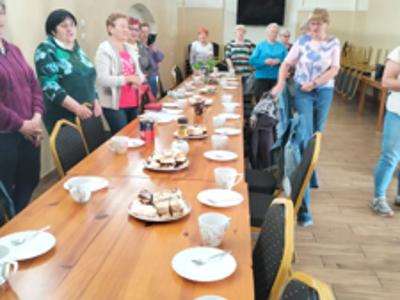 Seniorzy promują swoje dzieła, w których „szczypta magii”