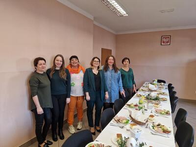 Osoby przygotowujące poczęstunek.