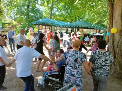 Uczestnicy wydarzenia tańczący przy muzyce biesiadnej