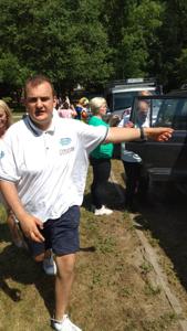 ludzie wchodzą do samochodów terenowych