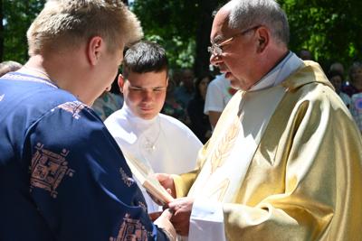Chłopiec otrzymuje pierwszą komunię świętą