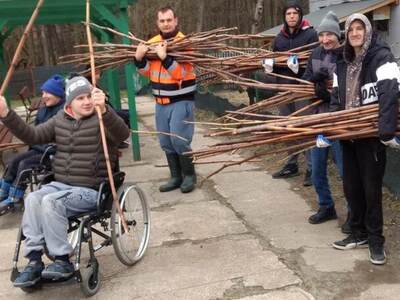 Cięcie rurek drewnianych do budowy Hotelu dla pożytecznych owadów 