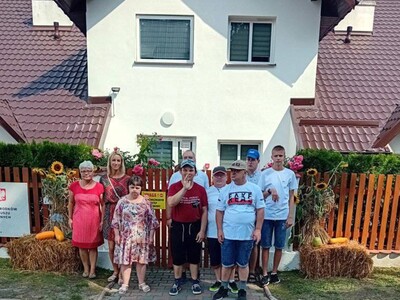 Grupa mieszkańców wybierających się na dożynki gminne.