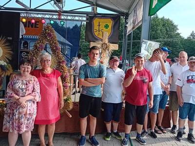 Grupa mieszkańców na dożynkach gminnych.