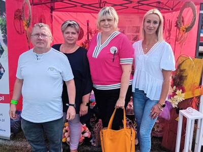 Wspólne zdjęcie przed stoiskiem naszej placówki