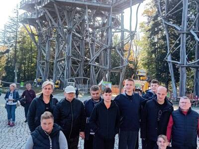 Uczestnicy wycieczki przed wieżą widokową.