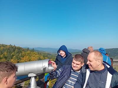 Oglądanie krajobrazu z wieży widokowej przez lunetę.