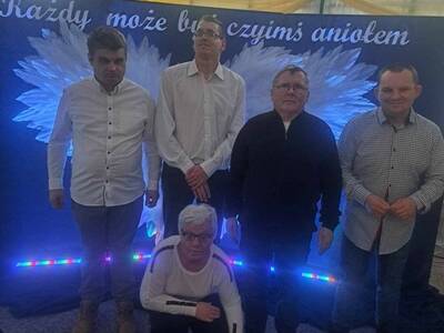 Grupa pod dekoracją skrzydeł anioła