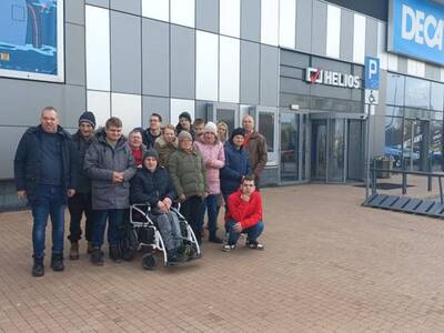 zdjęcie grupowe przed kinem