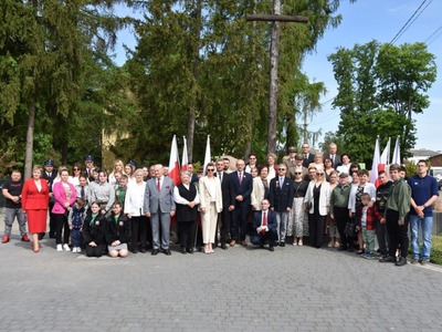 Wspólne zdjęcie społeczności Gościeradowskiej przed Pomnikiem Pamięci Narodowej.