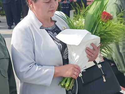 Dyrektor Domu, p. Elzbieta Spyra z patriotyczną wiązanką.