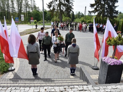 Delegacja mieszkańców z p. Dyrektor Elżbietą Spyrą składa wiązankę przed Pomnikiem Pamięci Narodowej w Gościeradowie