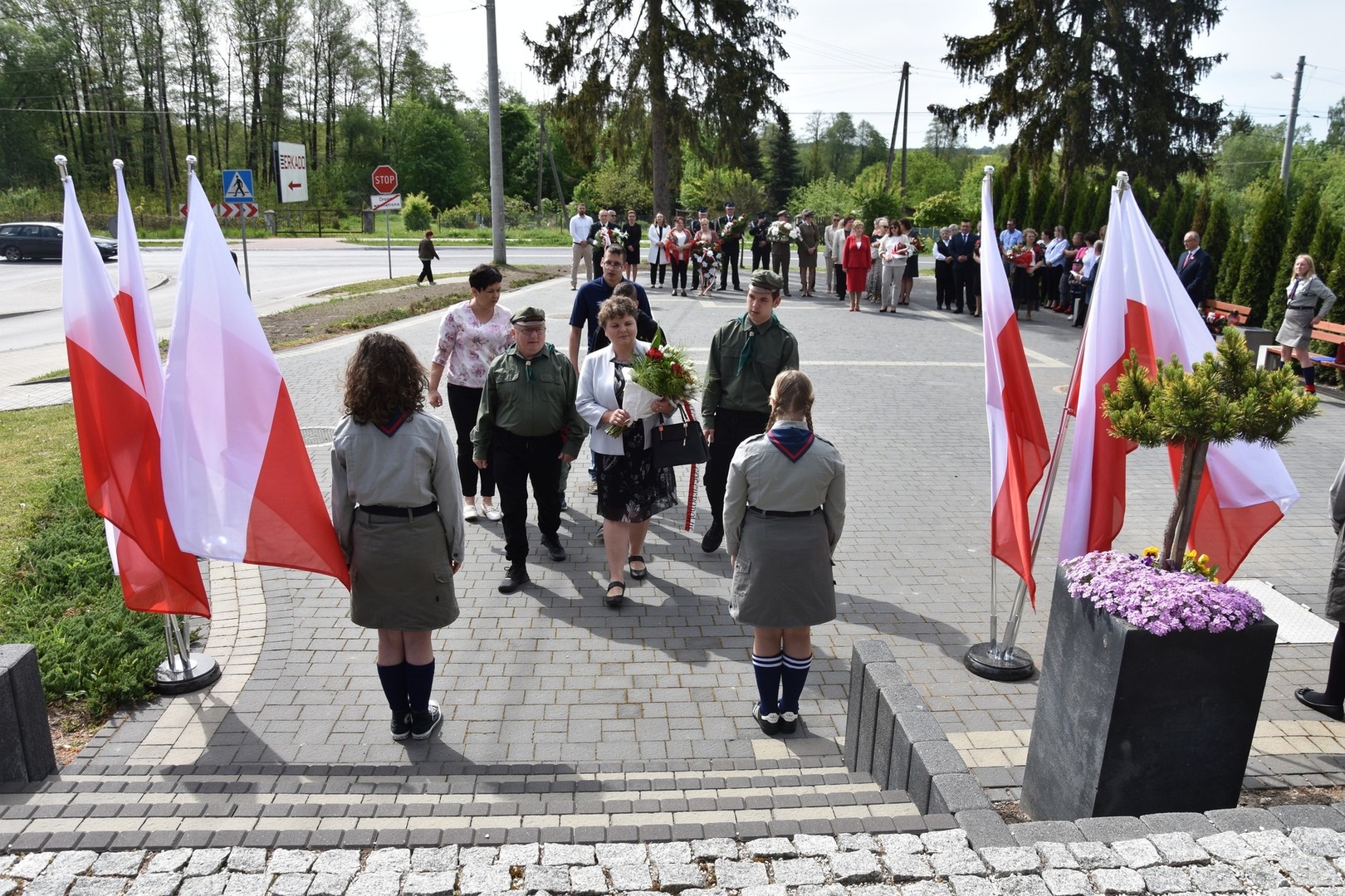 Delegacja mieszkańców z p. Dyrektor Elżbietą Spyrą składa wiązankę przed Pomnikiem Pamięci Narodowej w Gościeradowie