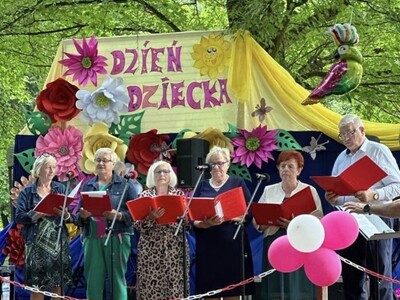 Występ śpiewaczy członków Stowarzyszenia "Senior na czasie" z Kraśnika