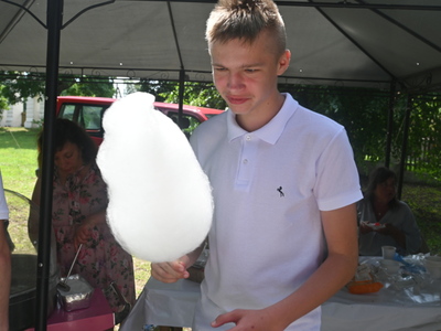 Chłopiec z watą cukrową