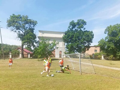 Gra w piłkę nożną pracowników  DPS w Gościeradowie z pracownikami WTZ w Gościeradowie