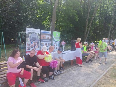 Uczestnicy wydarzenia kibicujący zawodnikom podczas gry w piłkę nożną