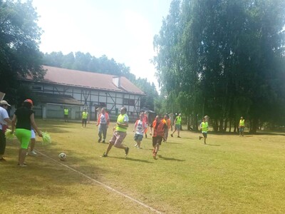 Gra w piłkę nożną mieszkańców DPS w Gościeradowie z uczestnikami WTZ w Gościeradowie