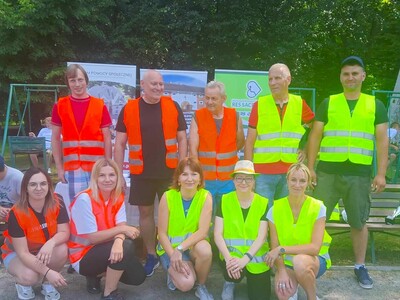 Drużyny piłkarskie pracowników DPS i pracowników WTZ tuż przed meczem