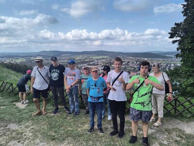 Grupa mieszkańców na placu widokowym w Chęcinach.