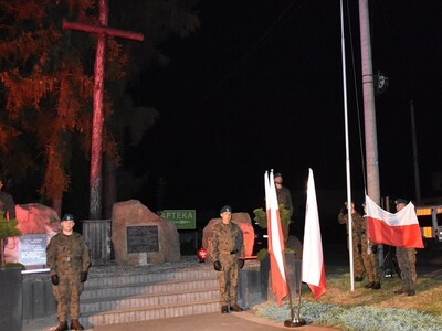 Widok pomnika Pamięci Narodowej z żołnierzami.