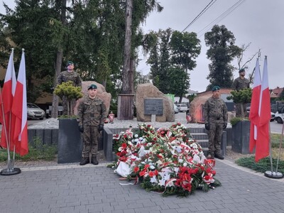 Widok Pomnika Pamięci Narodowej po zakończeniu uroczystości z żołnierzami.