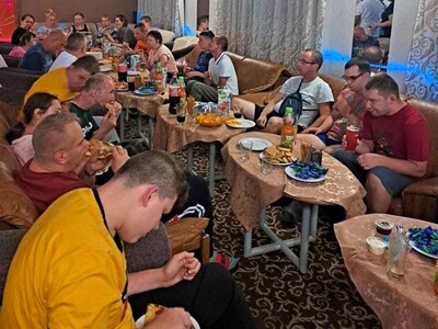 Poczęstunek w trakcie potańcówki integracyjnej.