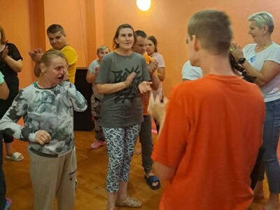 Grupau czestników wycieczki tańczy na potańcówce integracyjnej.