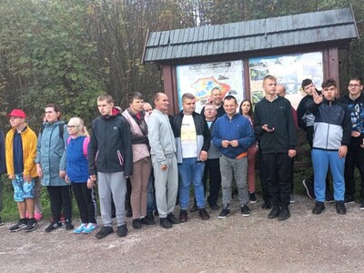 Zdjęcie grupowe na jednej z tras turystycznych. 