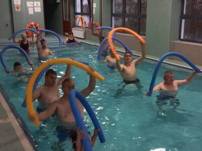 Zajęcia grupowe na basenie z aqua gimnastyki.