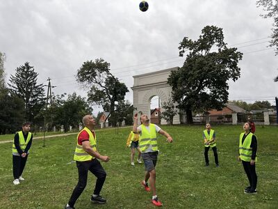 Zespół mieszkańców DPS gra w piłkę siatkową.