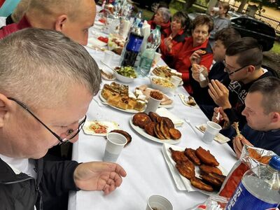 Biesiada po meczu piłki siatkowej.
