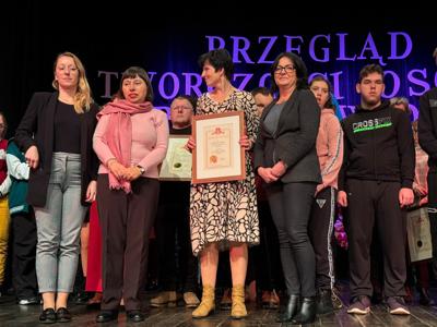 Zdjęcie grupowe uczestników wydarzenia na scenie