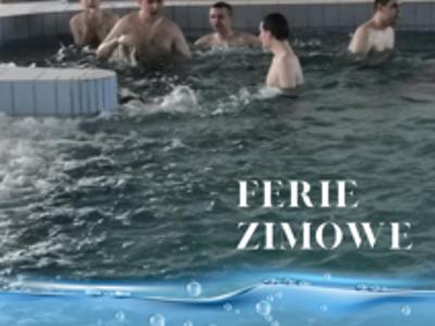 Grupa chłopców na basenie w MOSiR w Kraśniku