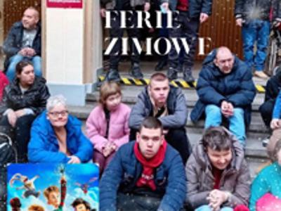 Grupa młodziezy na wyjeździe do kina. Zdjęcie przed Kinem METALOWIEC w Kraśniku