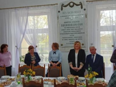 Dyrektor Domu, pani Ela wita gości, mieszkańców i pracowników Domu. 