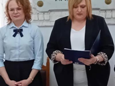 Pani Ewa czyta pismo święte