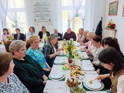 pracownicy Domu siedzący przy stole świątecznym