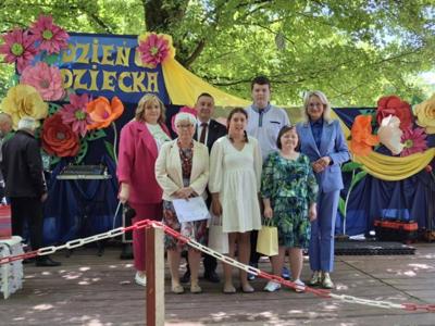Grupa gości i mieszkańców DPS w Gościeradowie na scenie