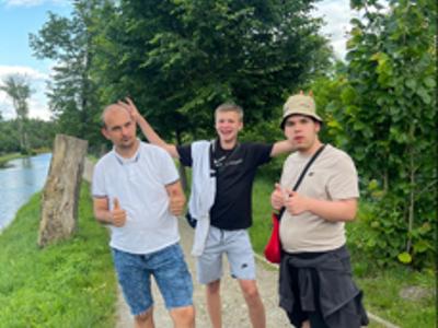Trzech młodych chłopców pozuje do zdjęcia przy stawach Echo w Zwierzyńcu.
