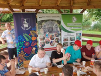 Uczestnicy wycieczki na grilowym biesiadowaniu nad zalewem Kraśnickim.