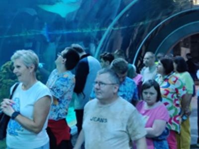 Grupa mieszkańców Domu ogląda faunę i florę w Orientarium w Łodzi.